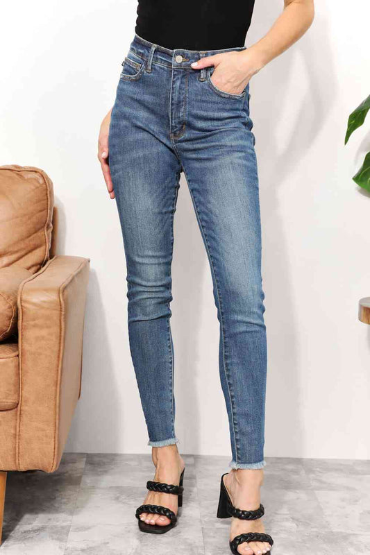 Jean skinny Judy Blue pleine taille avec fente latérale et ourlet effiloché