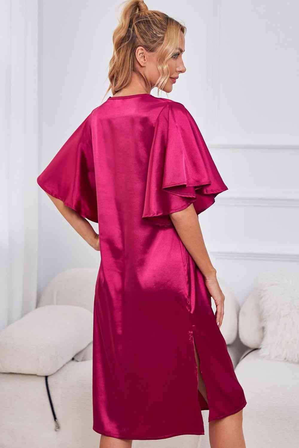 Robe de nuit en satin à manches flottantes et fente latérale à col en V