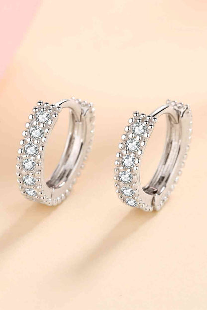 Boucles d'oreilles Huggie en moissanite incrustées d'argent sterling 925