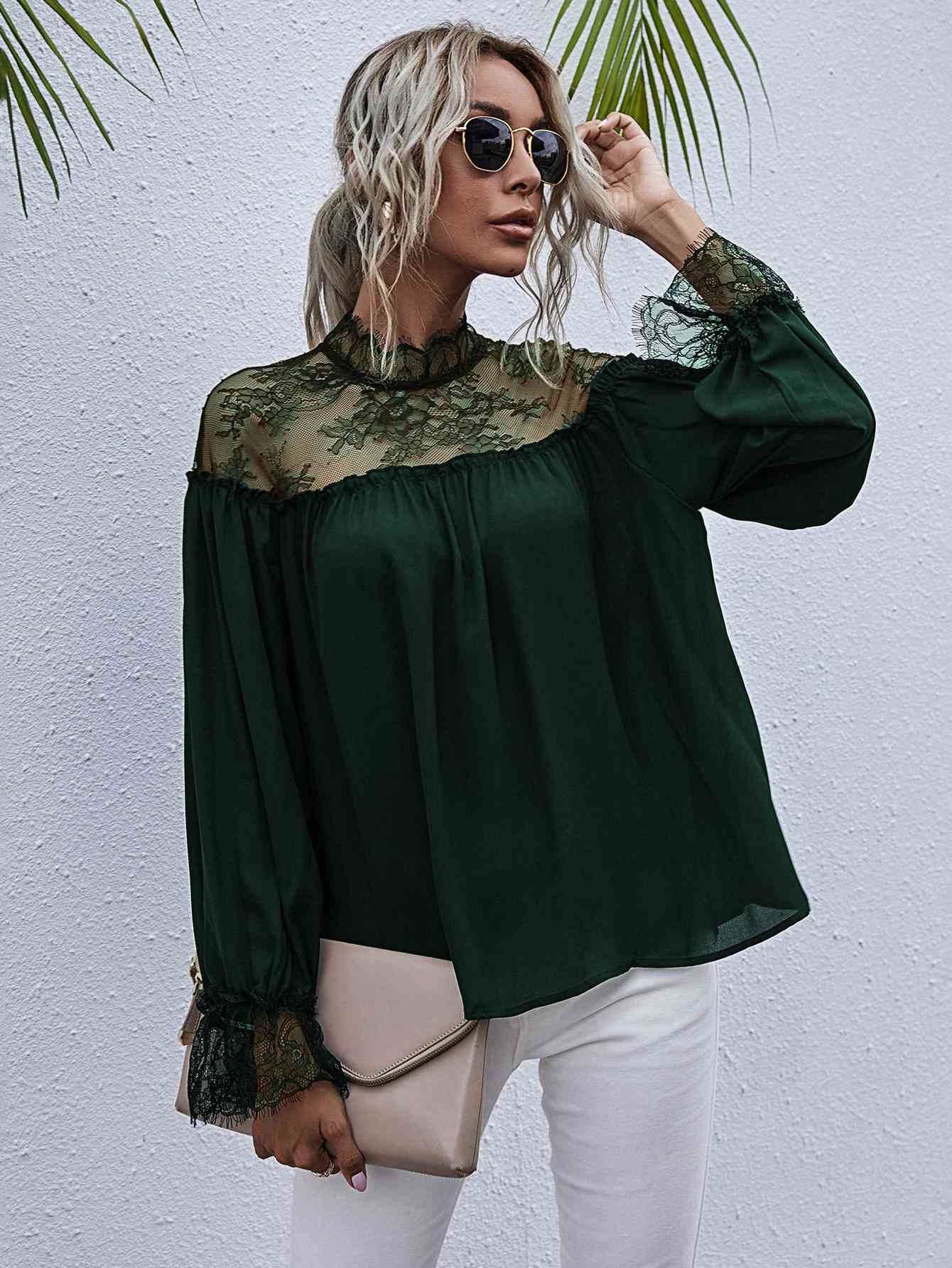 Blusa semitransparente con cuello simulado y ribete de encaje