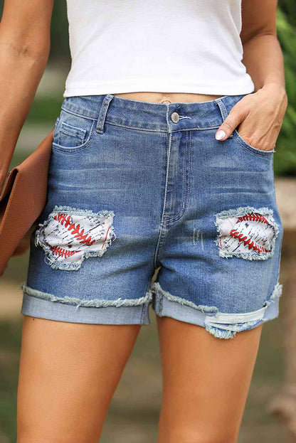 Shorts vaqueros con parche estampado y dobladillo sin rematar