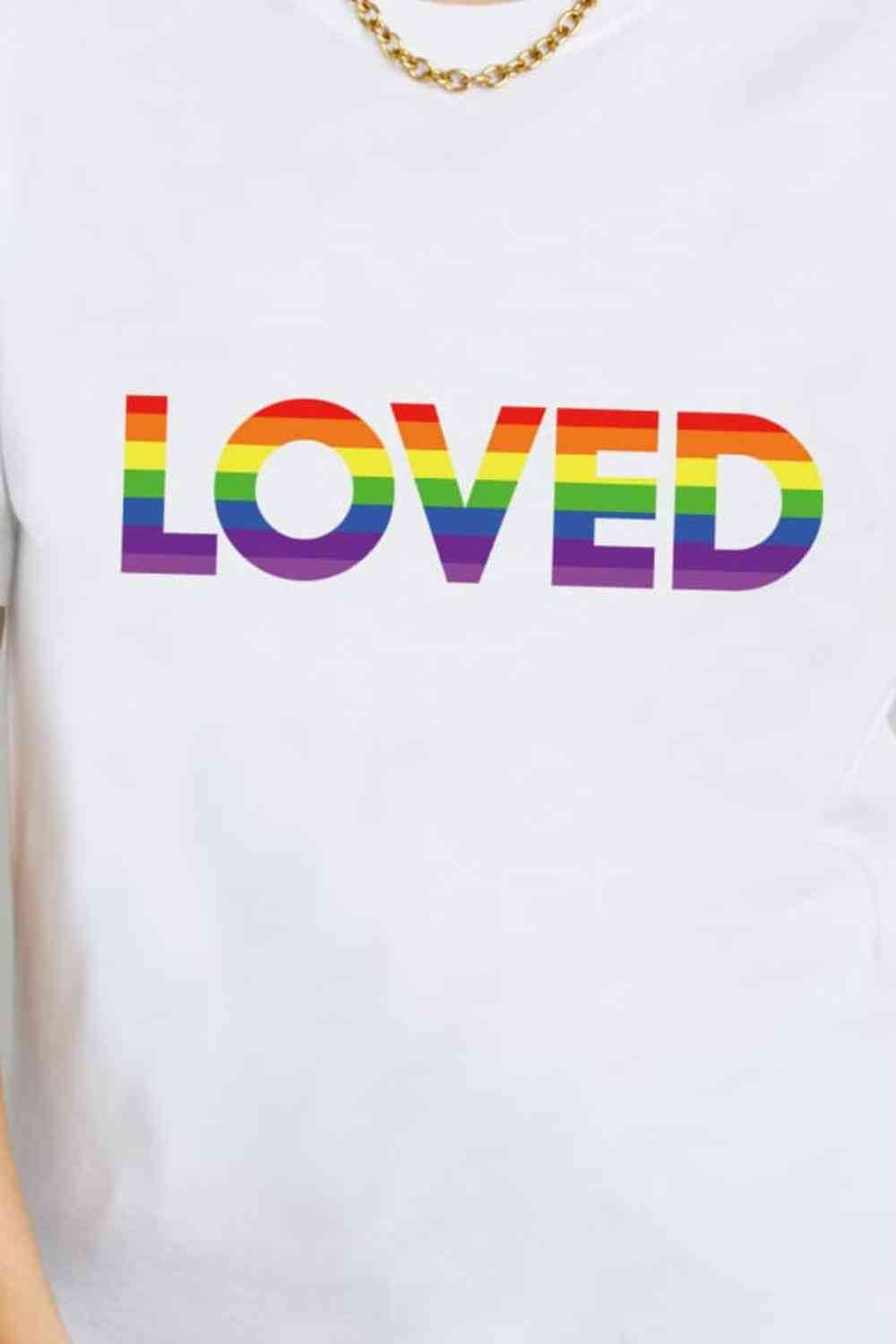 Camiseta de algodón con gráfico LOVED de Simply Love