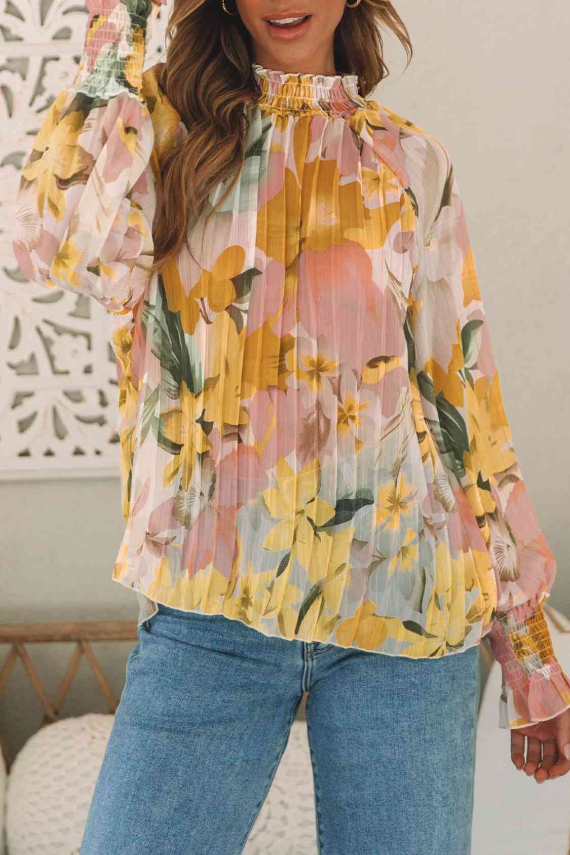 Blusa plisada con cuello simulado y estampado floral