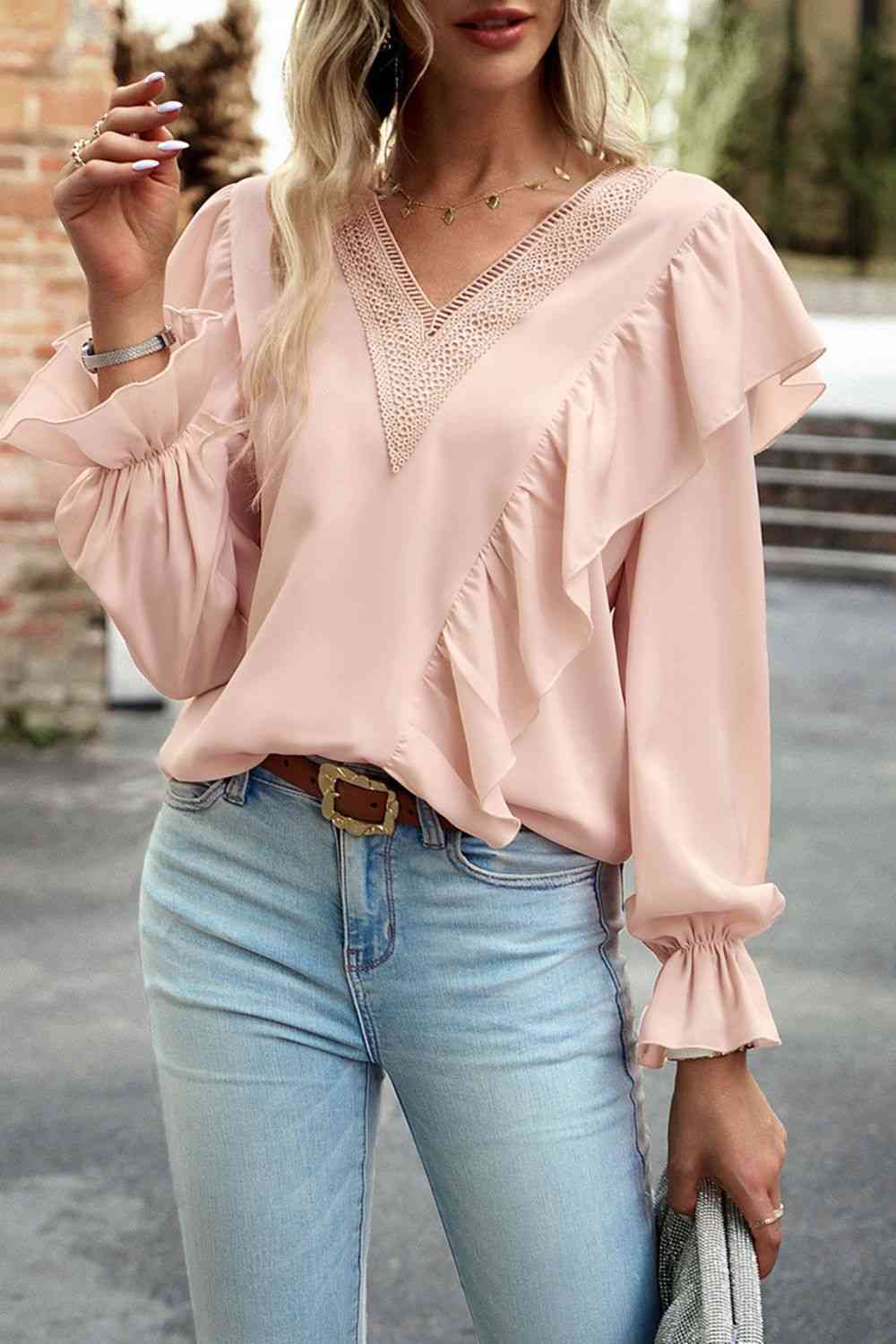 Blusa con cuello en V y manga con volante