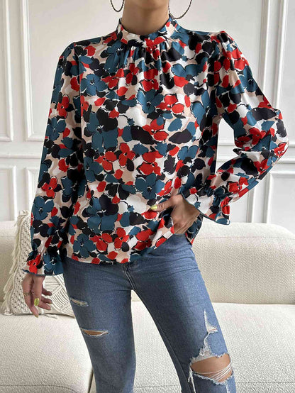 Blouse florale à col montant et manches longues à volants