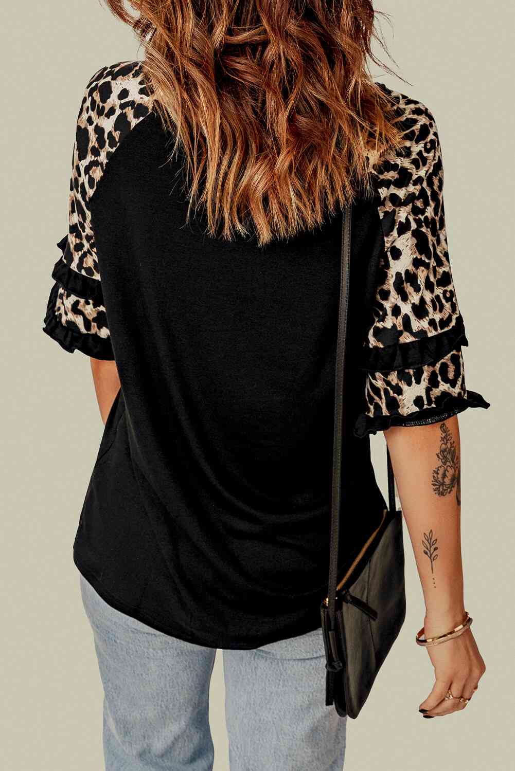 Top con volantes en contraste de leopardo