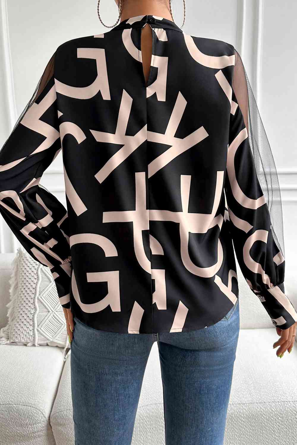 Blusa estampada con mangas de malla empalmada