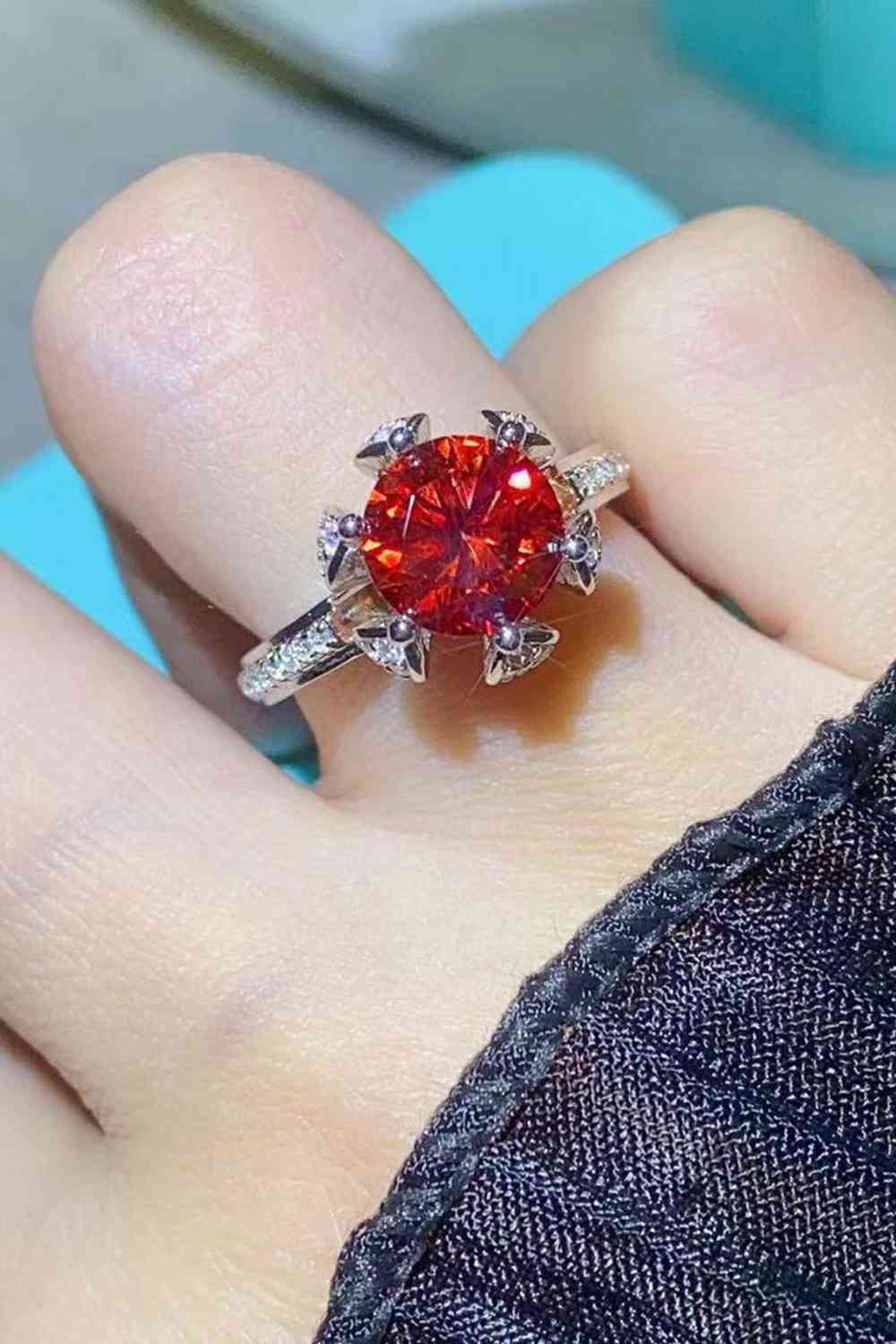 Bague à 6 griffes en moissanite de 2 carats en feu de phénix