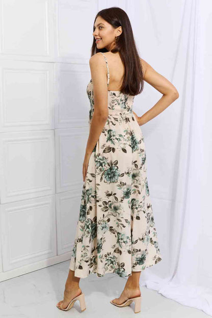 Vestido largo floral sin mangas Hold Me Tight de OneTheLand en color salvia