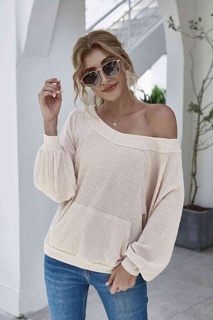 Blusa de punto tipo gofre con cuello barco y manga farol con bolsillo