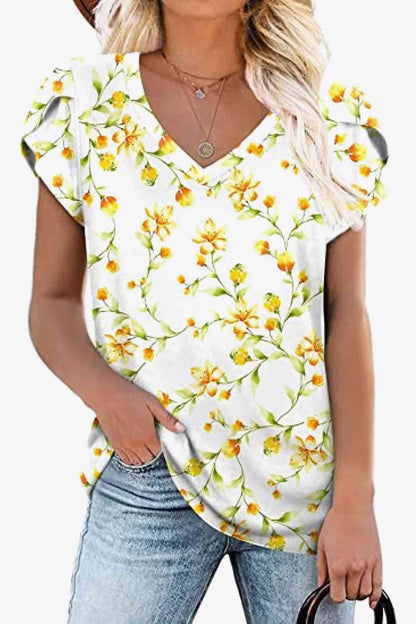 Blusa estampada con cuello en V y mangas de pétalos