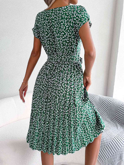 Robe plissée à petites fleurs et ceinture