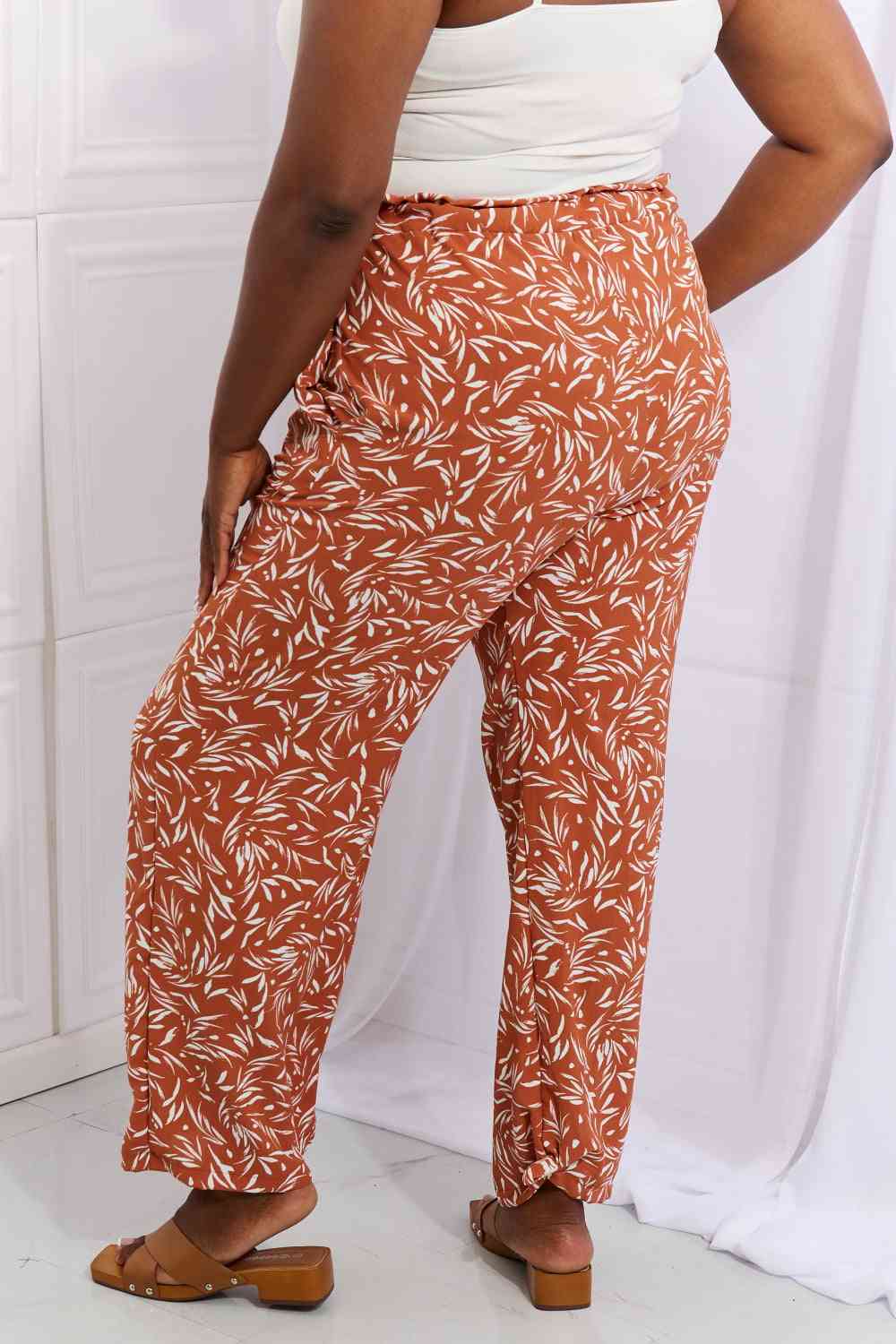Pantalon imprimé géométrique pleine taille à angle droit Heimish en rouge orange