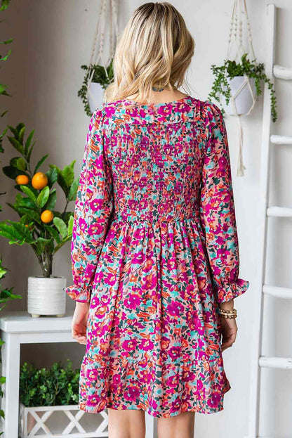 Vestido floral fruncido con cuello en V y mangas con volantes