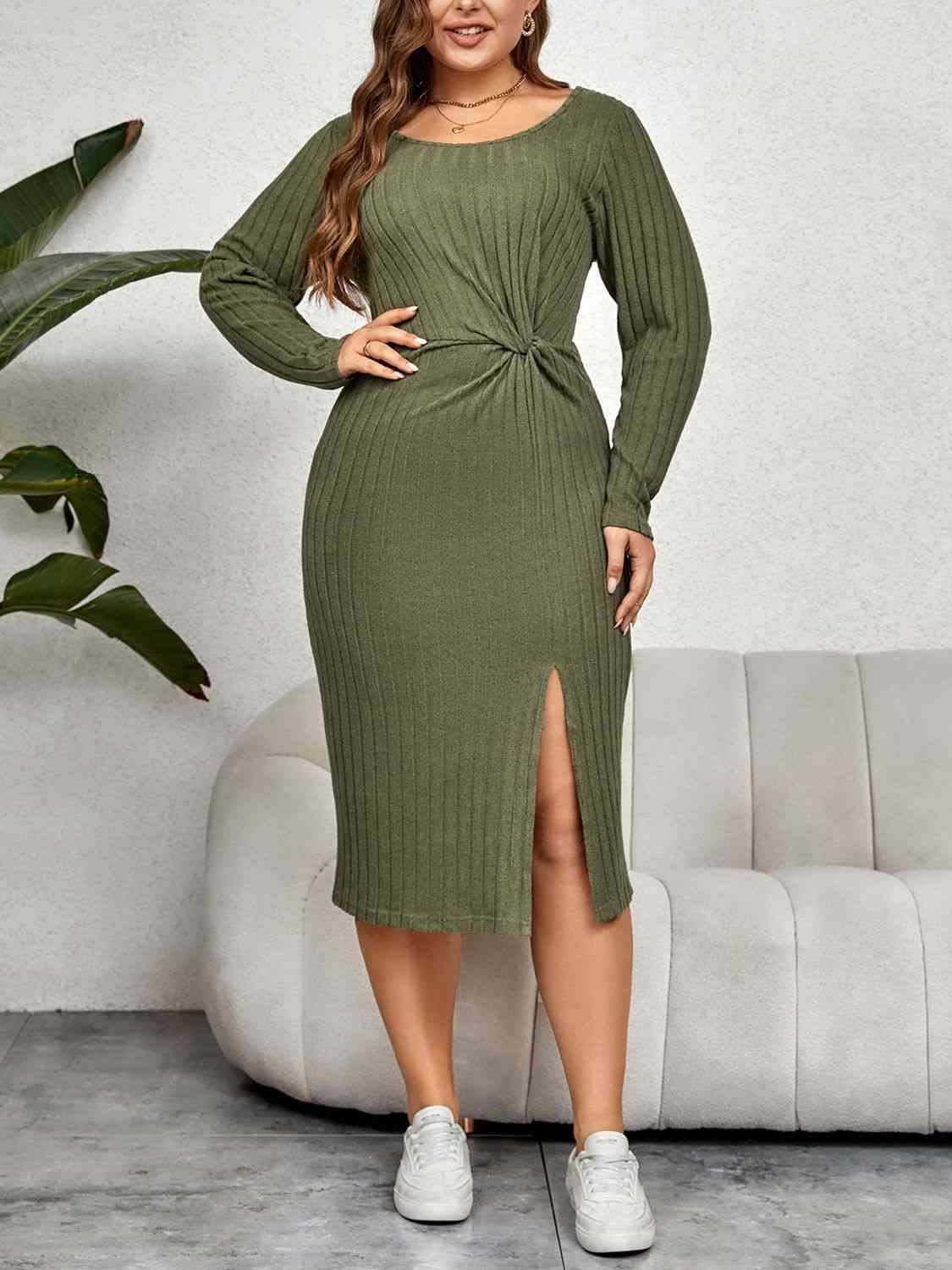 Vestido midi con abertura retorcida y cuello redondo acanalado de talla grande