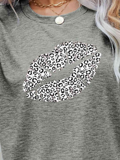 Camiseta con cuello redondo y estampado de labios de leopardo