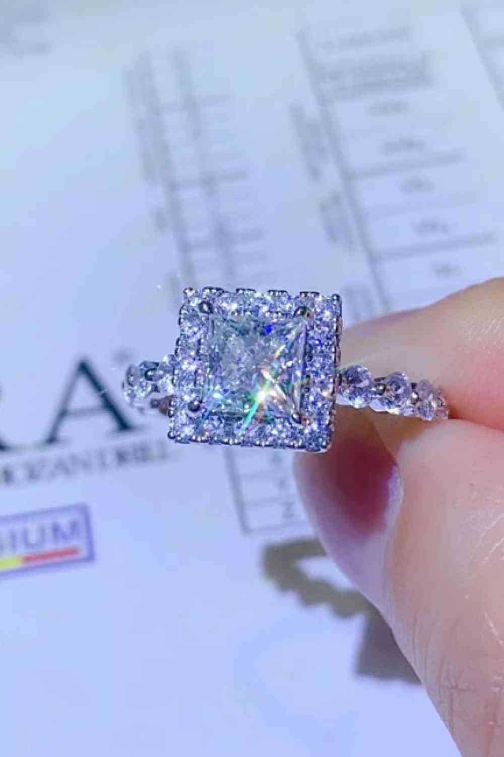 Bague carrée adorée en moissanite de 1 carat