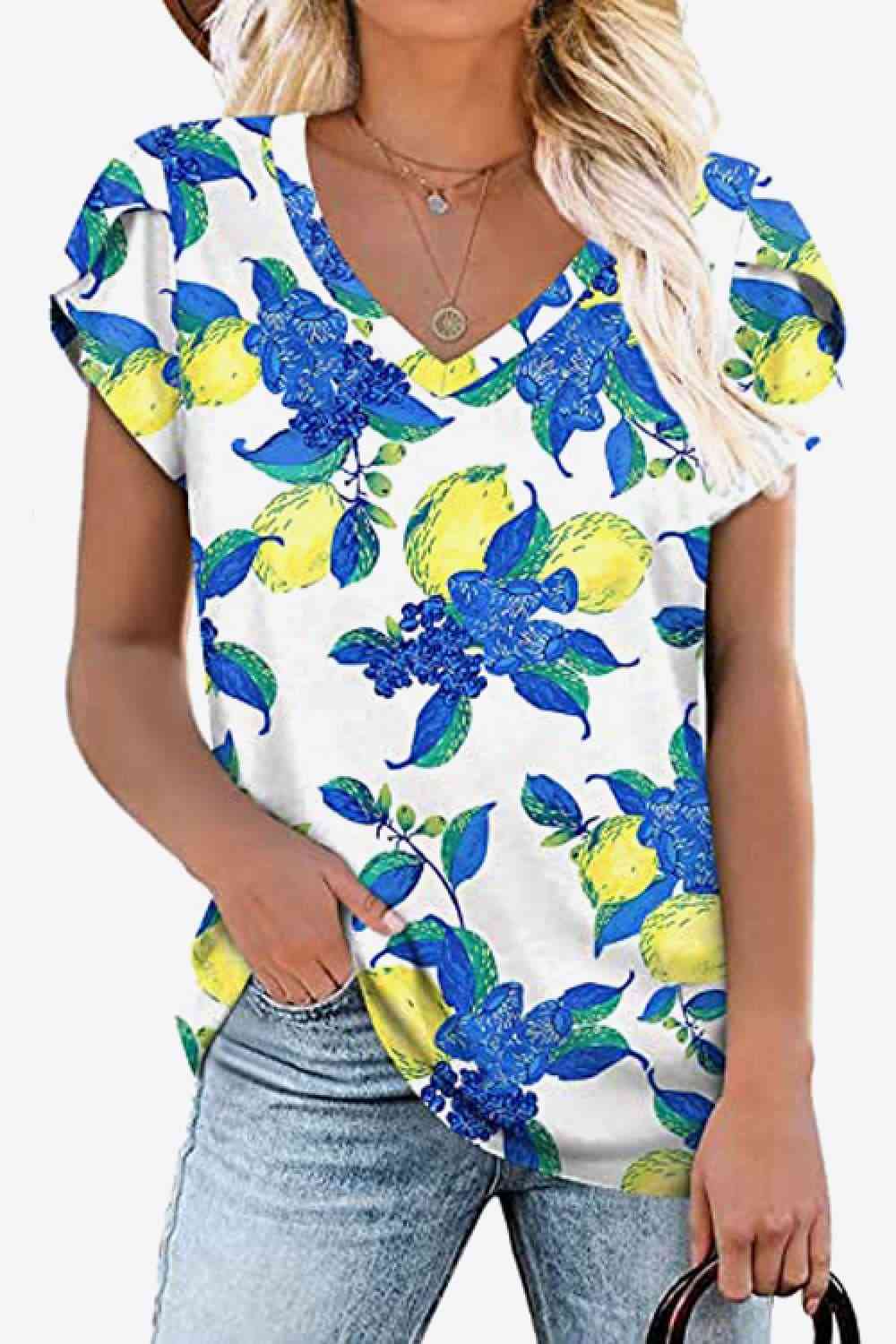 Blusa estampada con cuello en V y mangas de pétalos