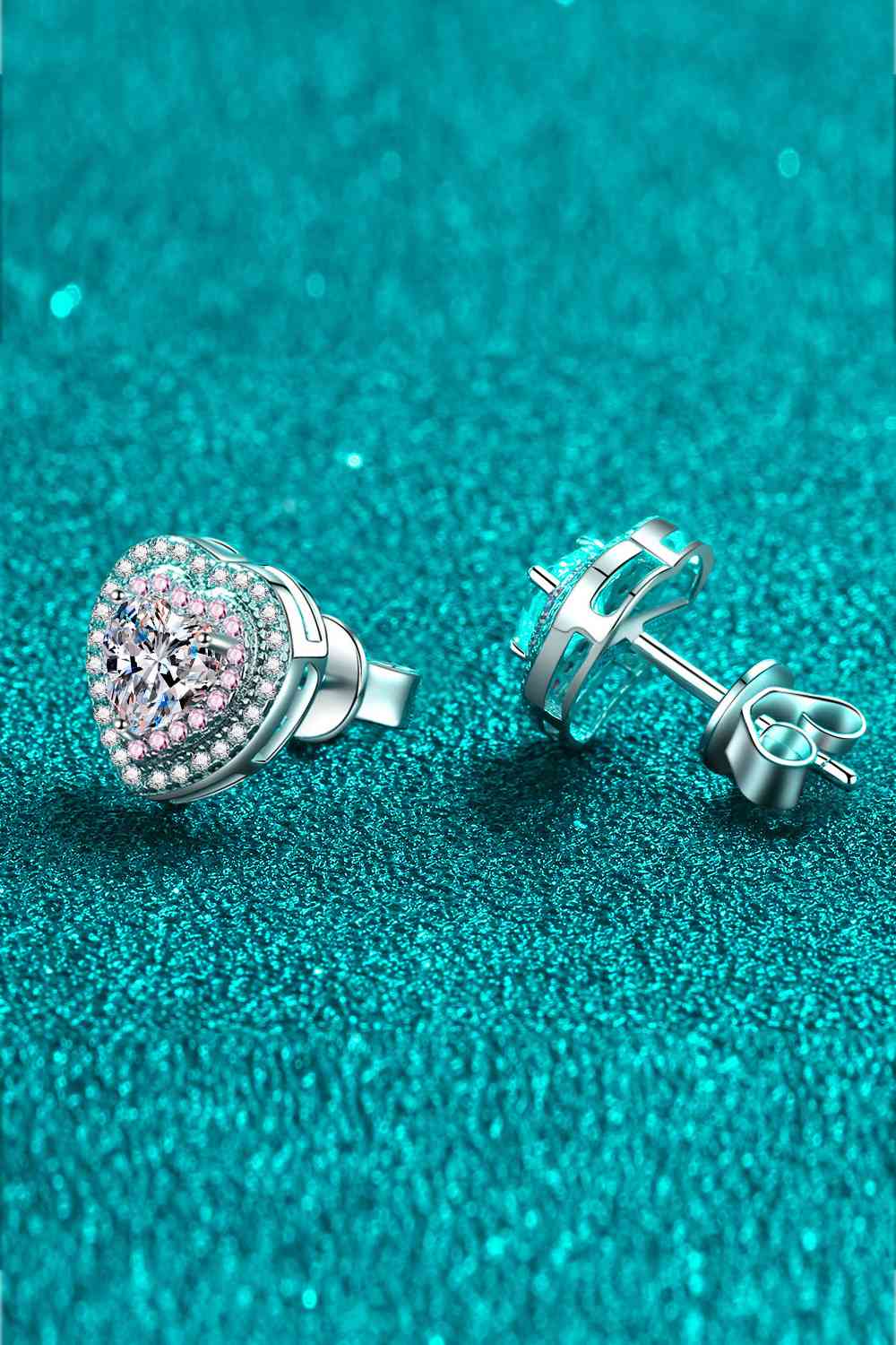 Boucles d'oreilles à tige en forme de cœur en moissanite