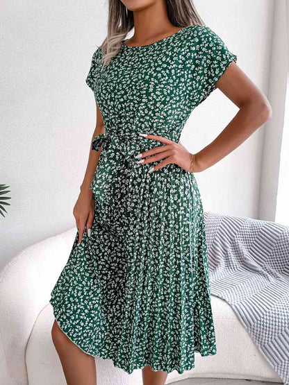 Robe plissée à petites fleurs et ceinture