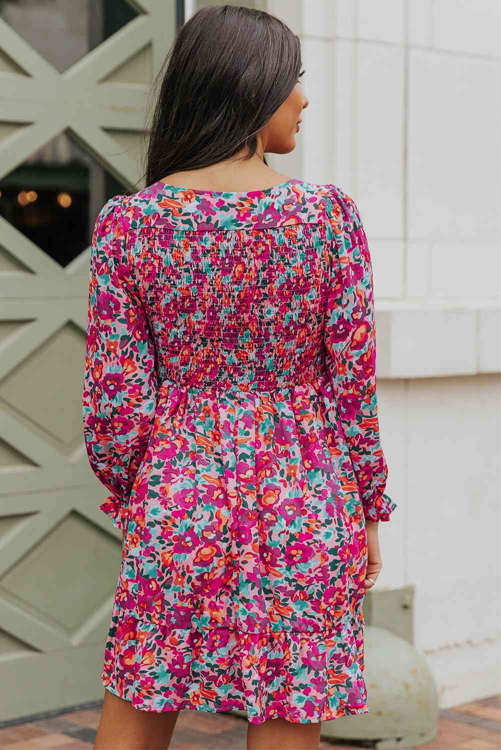 Vestido floral fruncido con cuello en V y mangas con volantes