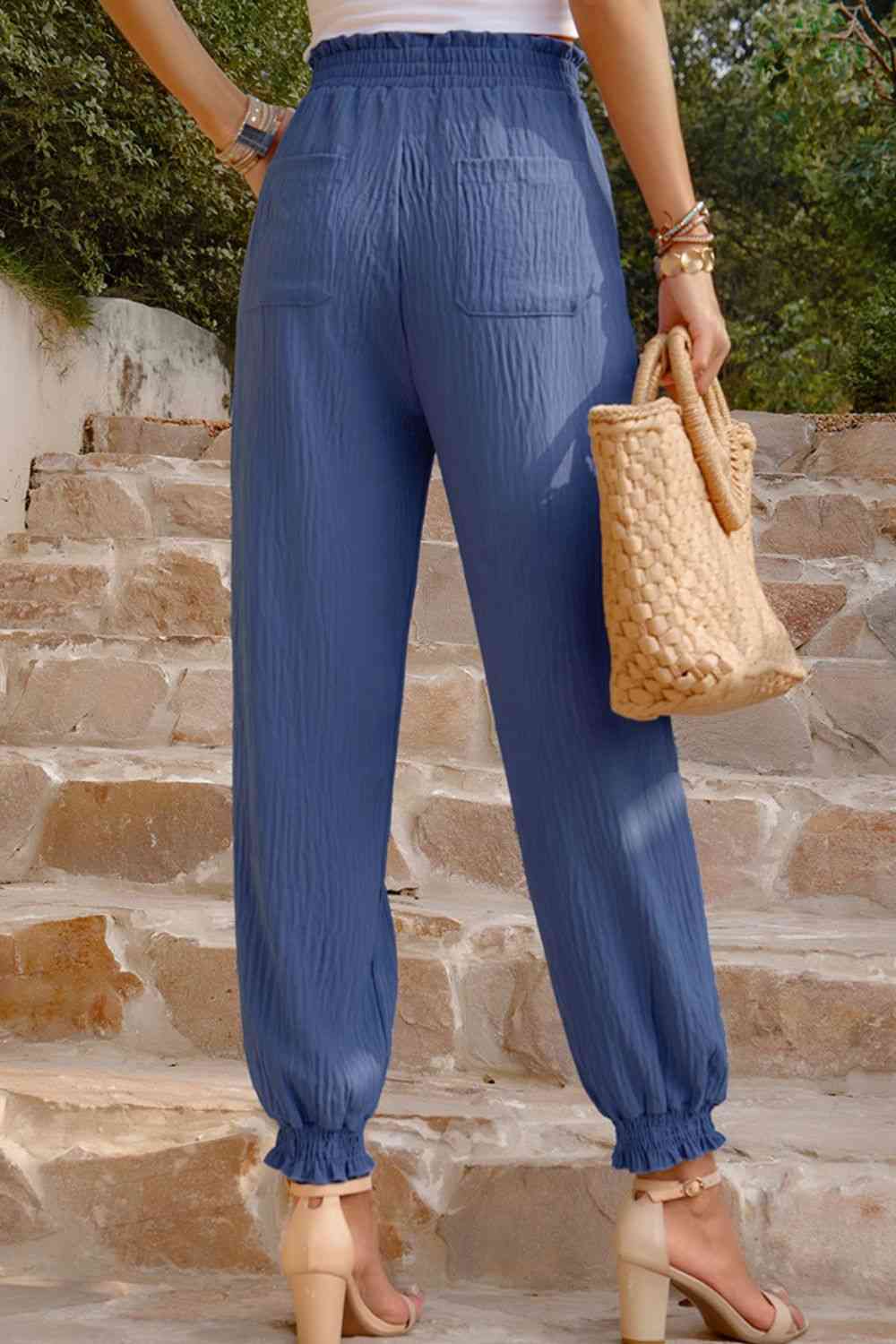 Pantalones texturizados con cintura fruncida y bolsillos