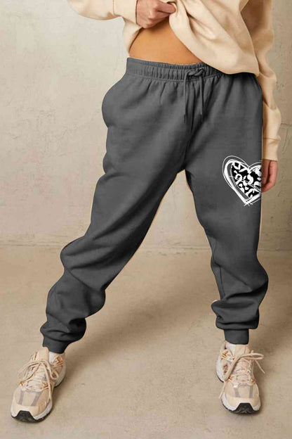 Simply Love Pantalones deportivos largos de talla grande con estampado de corazón y cordón ajustable de Simply Love