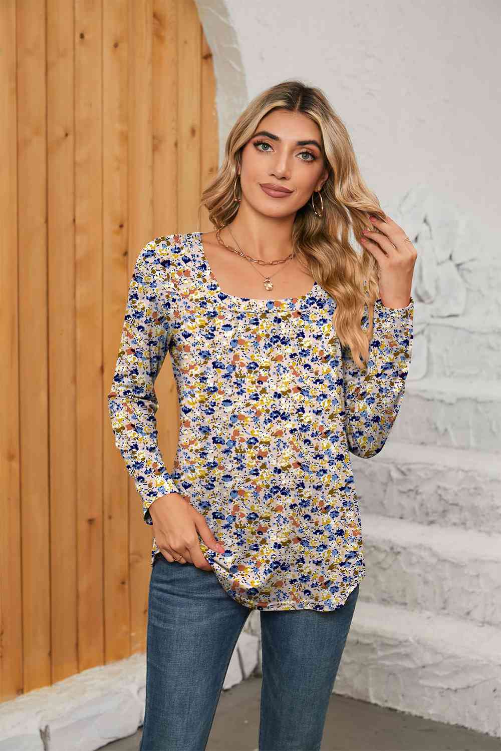 Blusa estampada de manga larga con cuello cuadrado