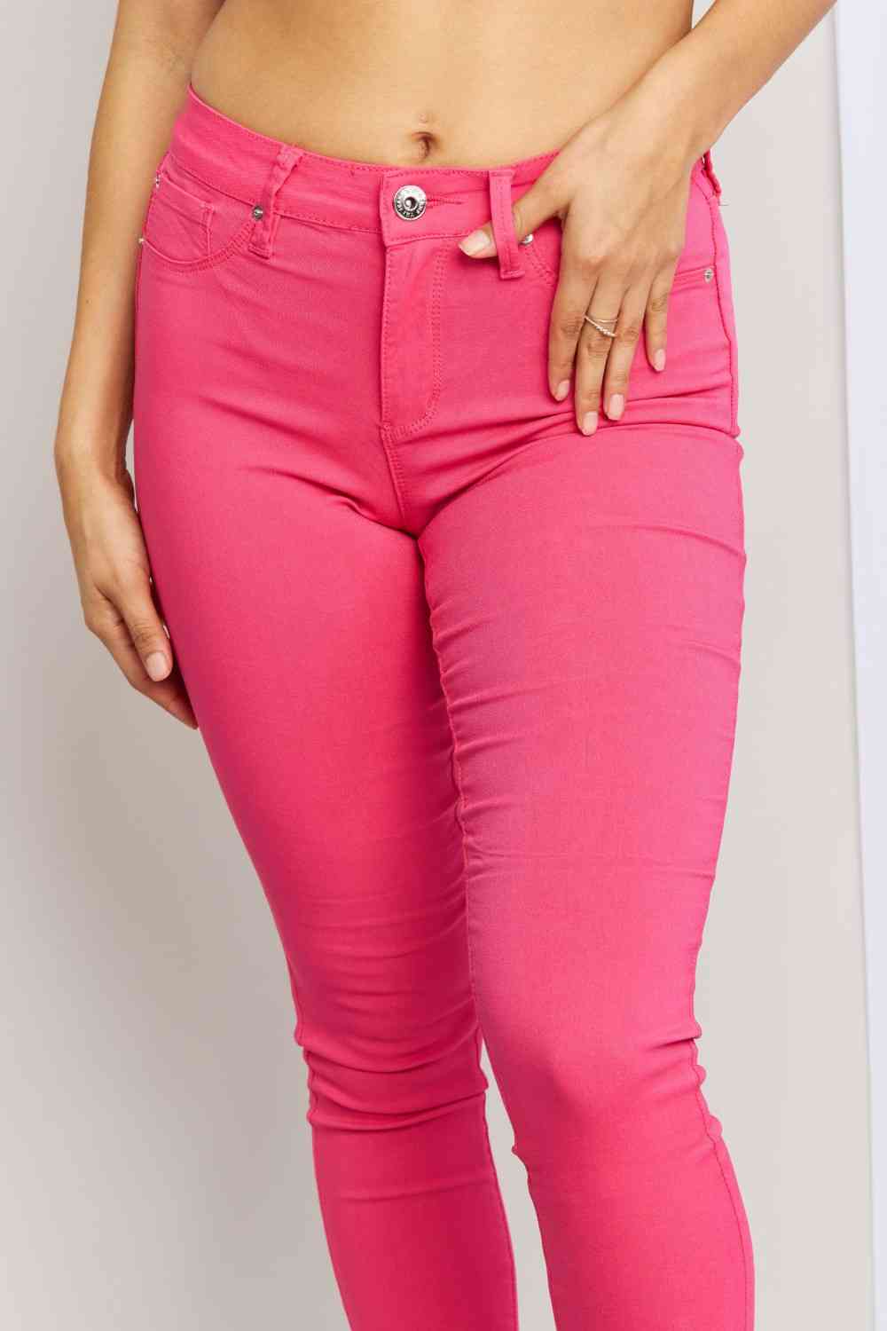 YMI Jeanswear Kate Hyper-Stretch Jeans ajustados de talle medio y tamaño completo en coral ardiente