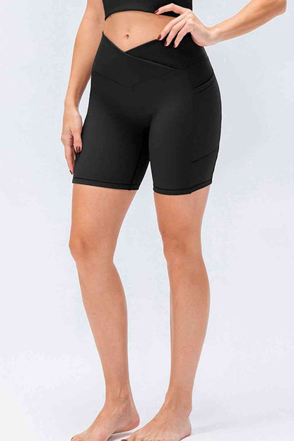 Short de sport coupe slim avec ceinture en V