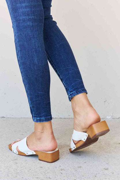 Weeboo Step Into Summer Mules sabots en bois Criss Cross en blanc