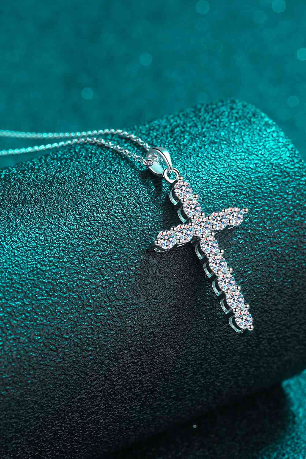 Collier chaîne avec pendentif croix Moissanite