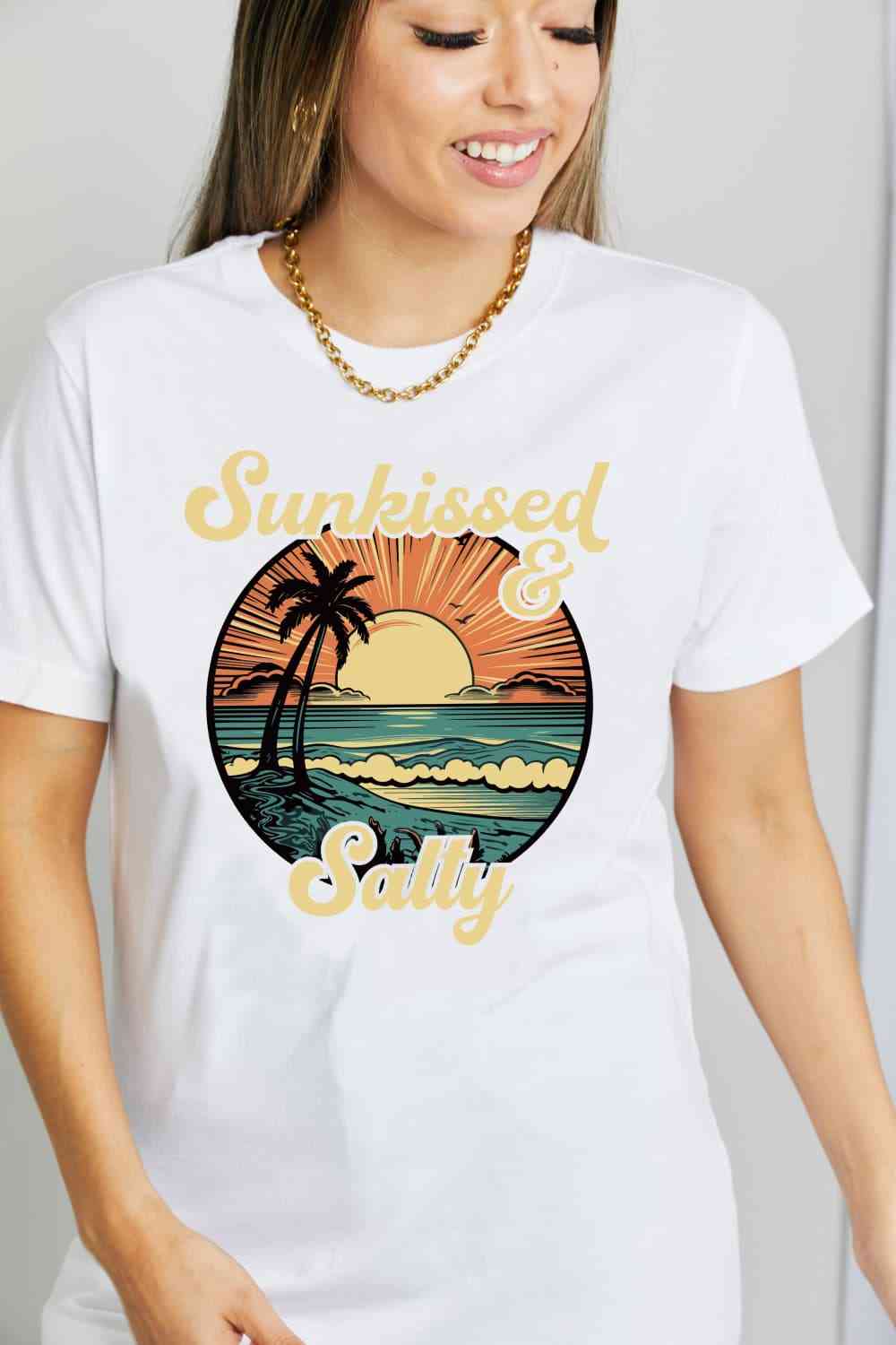 Simply Love T-shirt en coton graphique SUNKISSED &amp; SALTY pleine grandeur