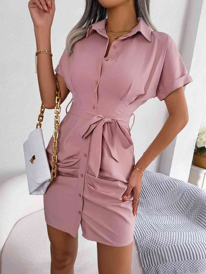 Robe boutonnée froncée avec ceinture à nouer