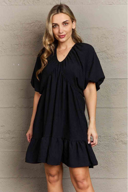 Hailey &amp; Co Mini-robe Comfort Cutie à double col en V et manches bouffantes