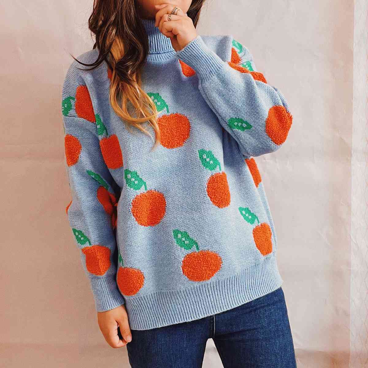 Pull à col roulé et motif de fruits