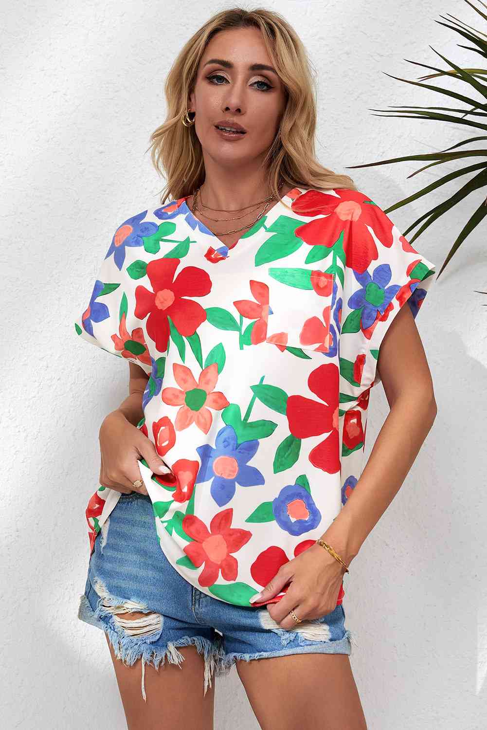 Top floral de manga corta con cuello en V