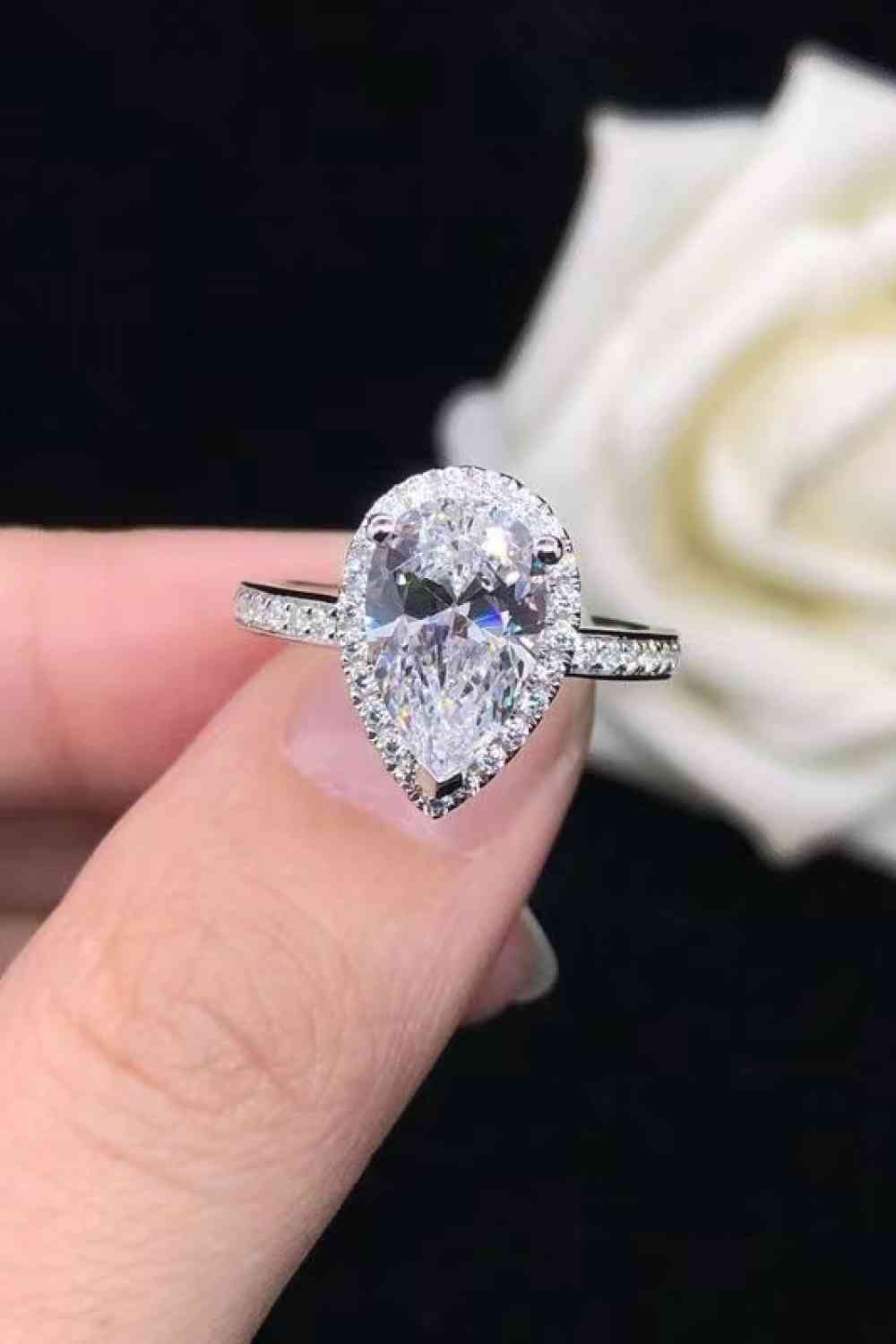 Bague en grappe de larme de moissanite de 2 carats