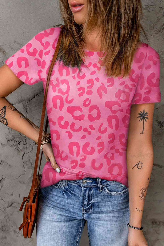 Camiseta con cuello redondo de leopardo