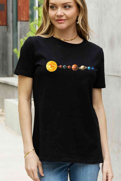 T-shirt en coton avec image du système solaire Simply Love pleine grandeur