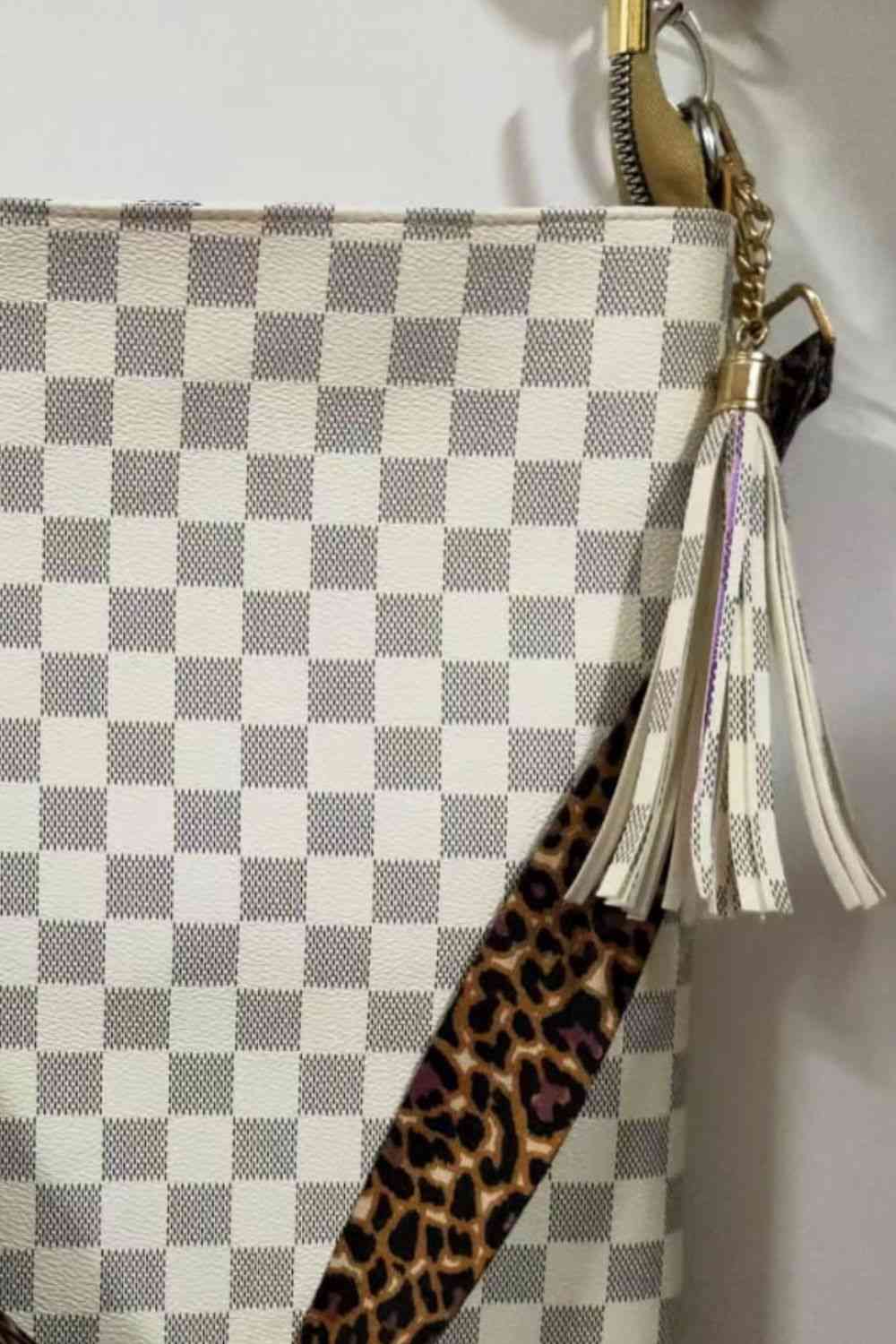 Sac à bandoulière en cuir PU adoré avec pompon