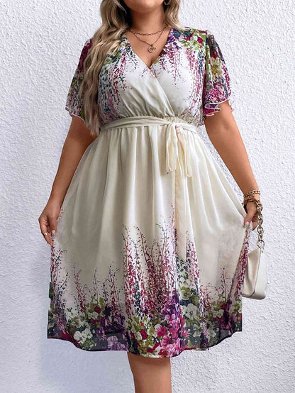 Vestido con cuello con sobrepelliz y cintura con lazo floral de talla grande