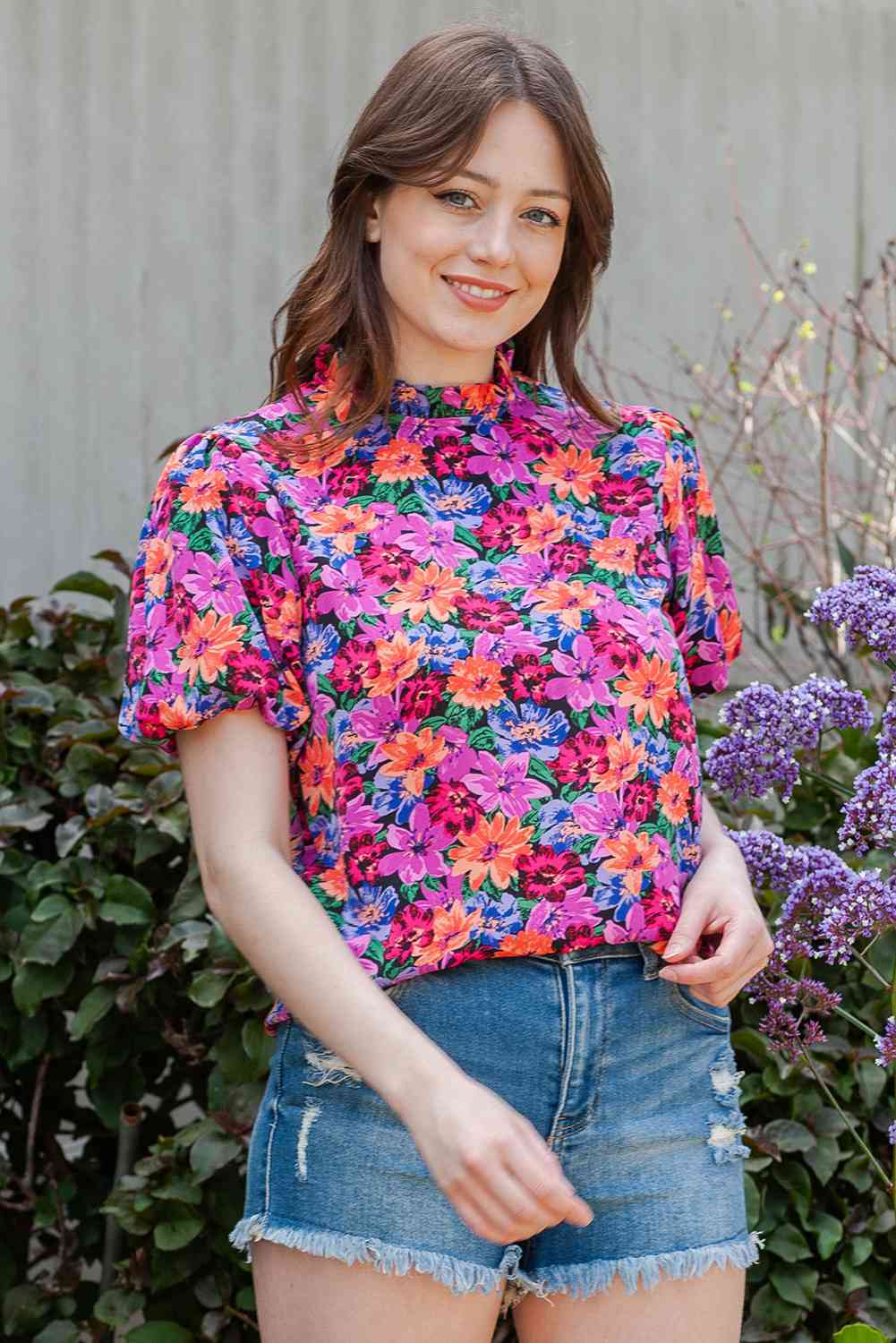 Blusa con cuello redondo y manga abullonada con estampado floral