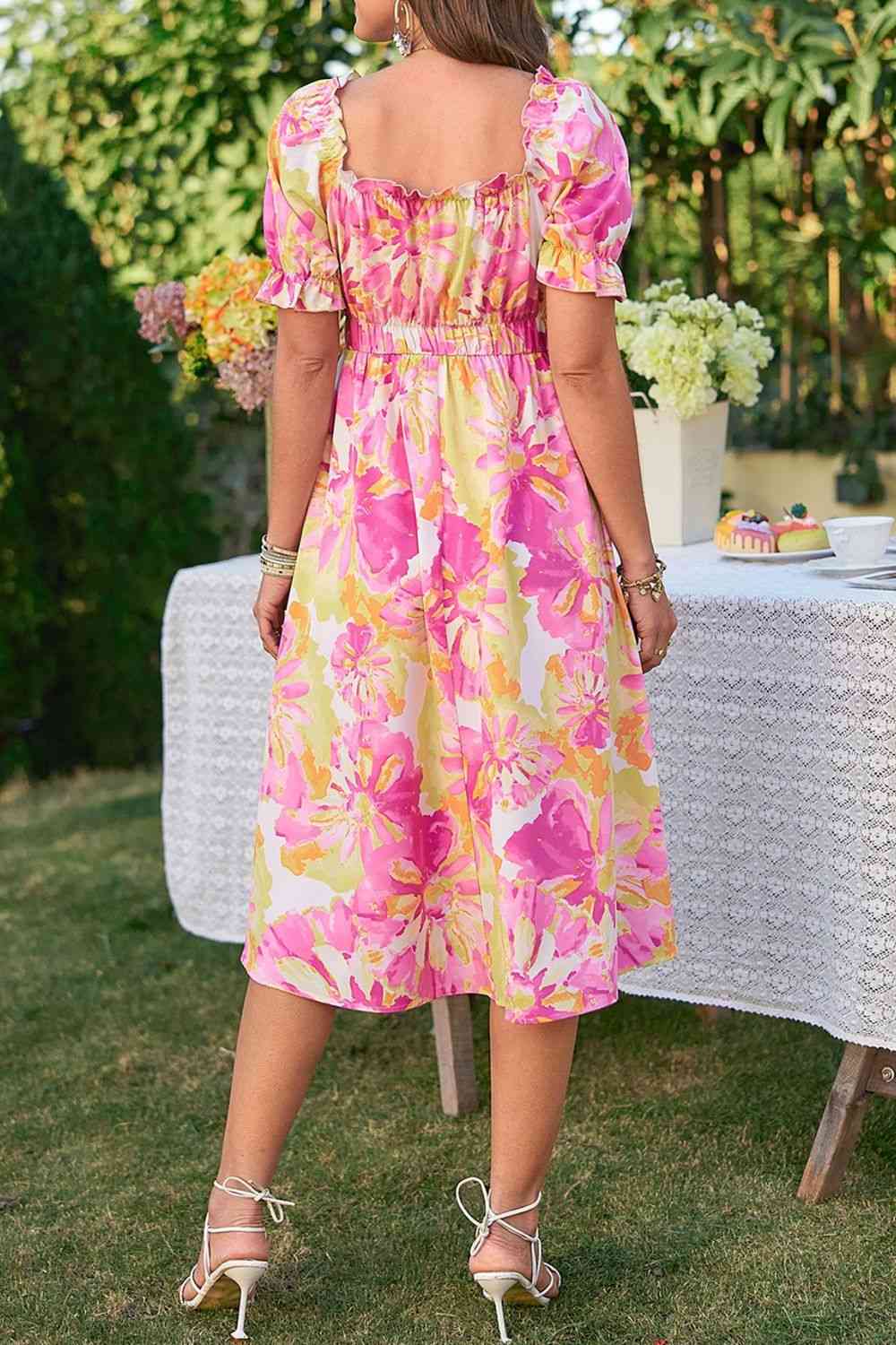 Vestido con cuello cuadrado y ribete de volantes florales