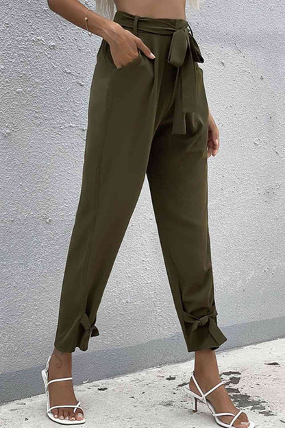 Pantalon ceinturé avec poches et détails noués