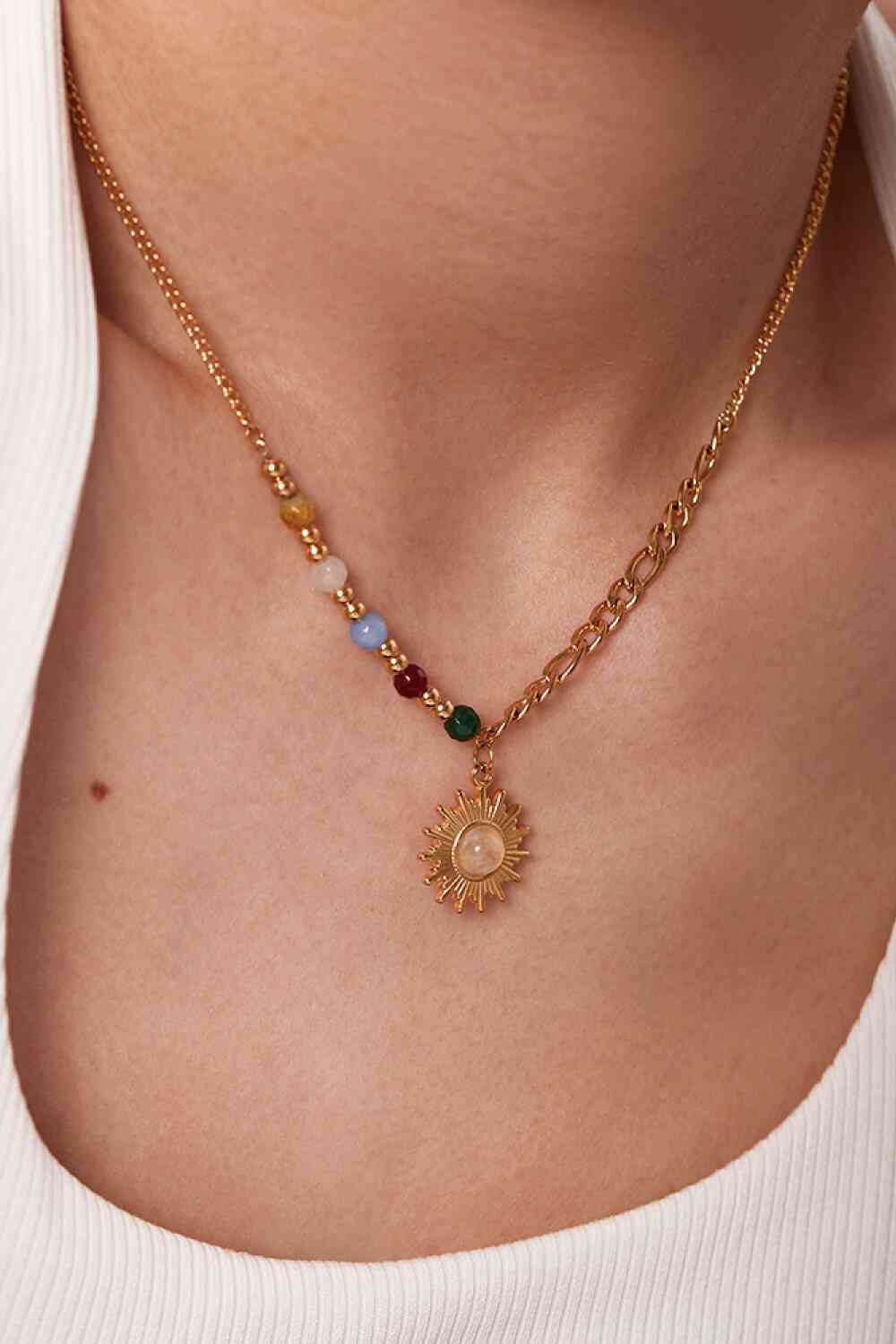 Collier pendentif en forme de soleil en opale