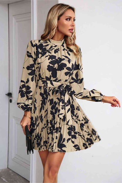 Robe plissée florale à col montant et nouée à la taille