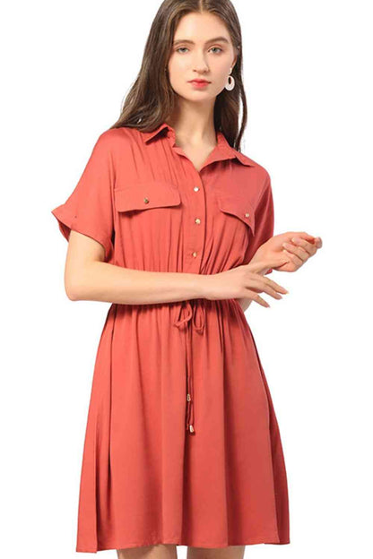 Robe chemise à manches courtes et demi-bouton avec cordon de serrage à la taille