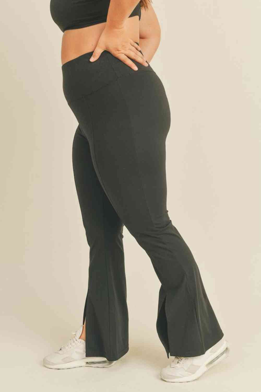 Kimberly C Pantalon évasé fendu pleine taille en noir
