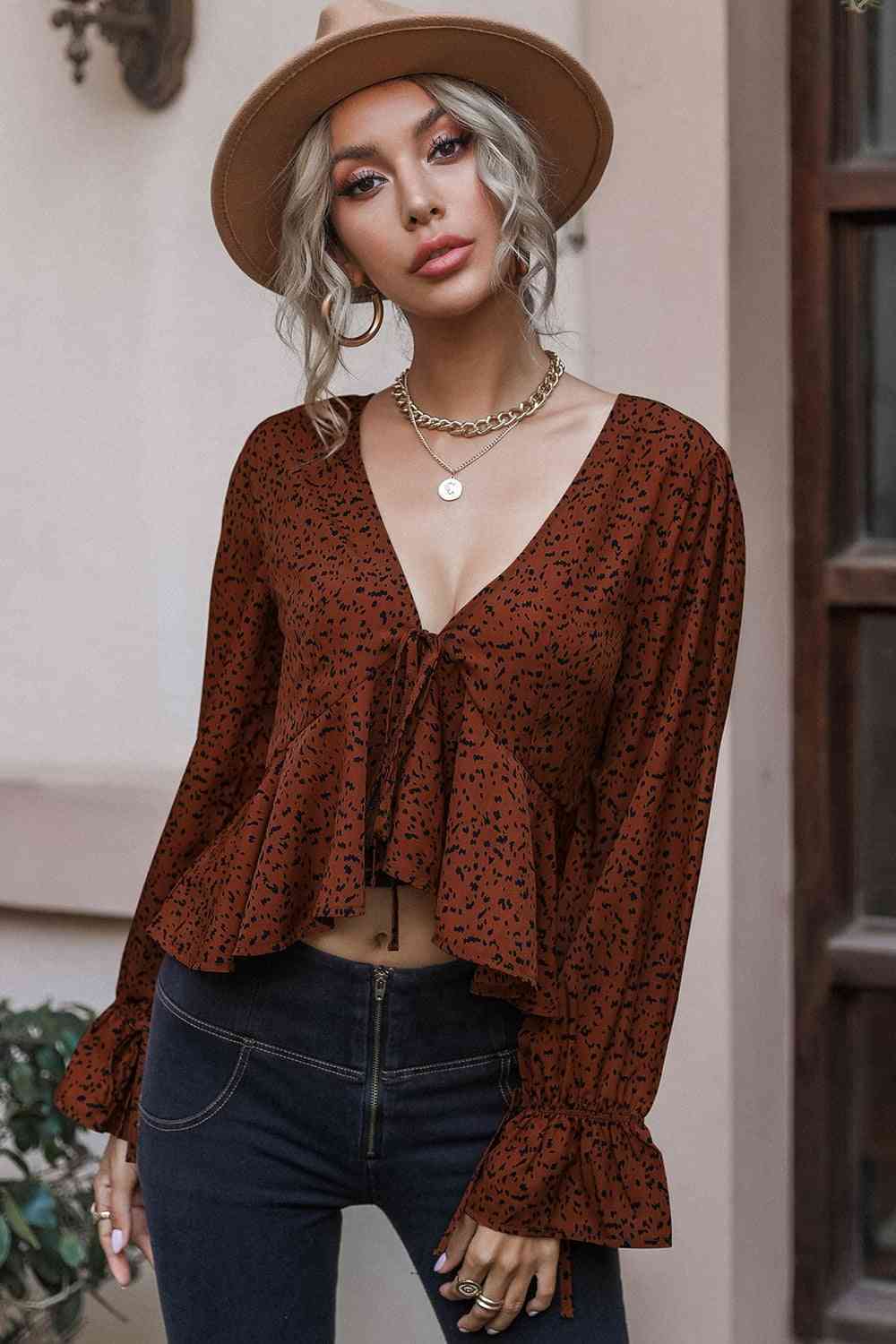 Blusa corta de manga larga con cuello en V